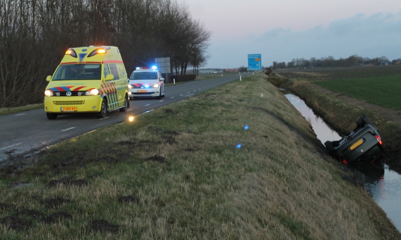 112-dokkum Automobilist gewond bij auto in de sloot