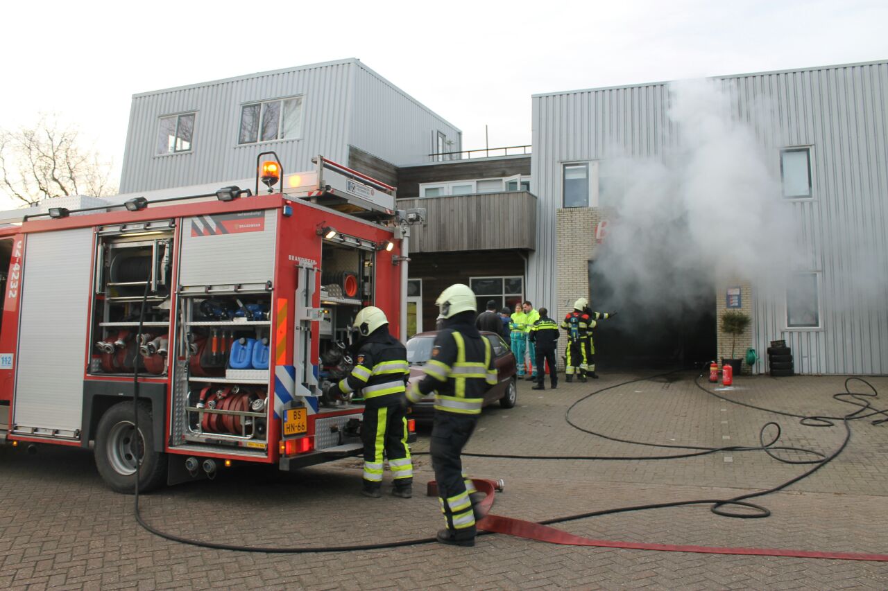  Forse rookontwikkeling bij brand in autobedrijf B en T Dokkum