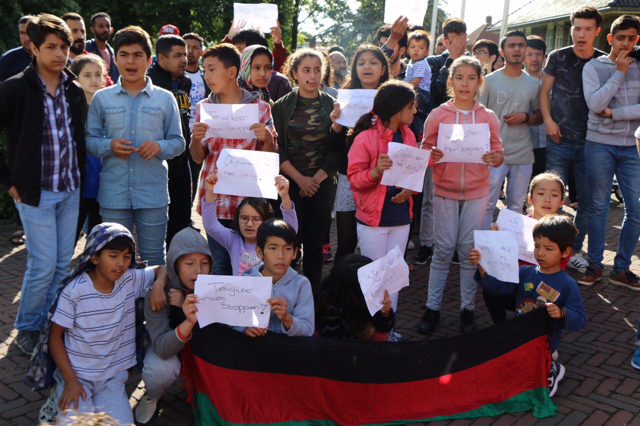  Inwoners AZC Burgum protesteren tegen uitzetting van Afghaans gezin