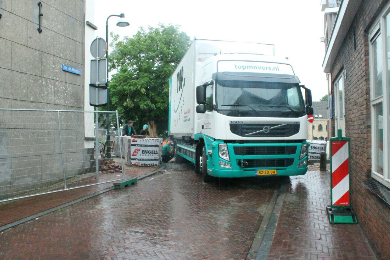  Vrachtwagen vast in binnenstad tijdens werkzaamheden