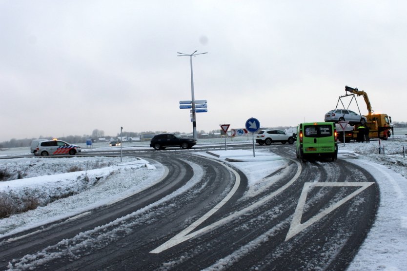  Auto raakt van de weg door sneeuw