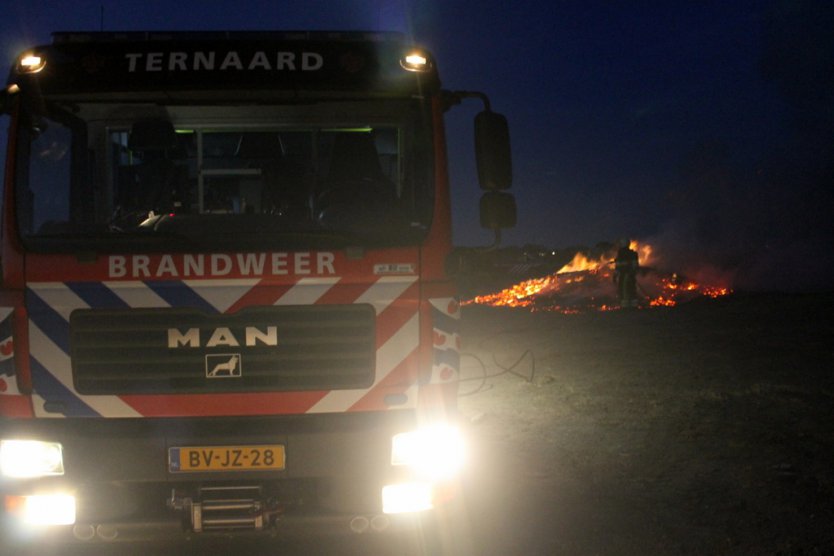  Brandweer blust bult met kolen in Ternaard