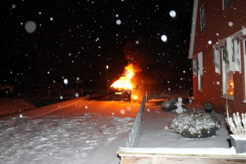  Auto compleet uitgebrand in de sneeuw