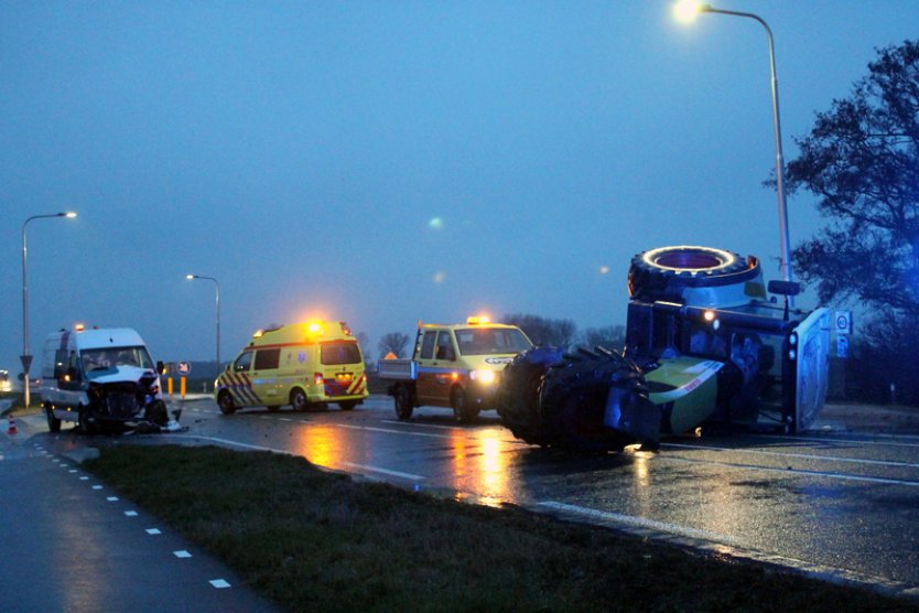  Tractor op de zijkant door ongeval met bestelauto