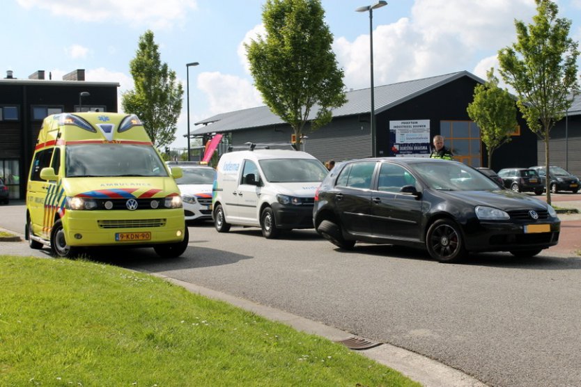  Twee auto’s botsen op kruising parkeerplaats Dokkum