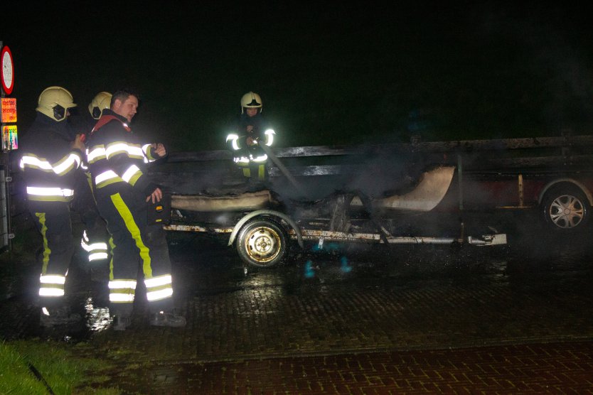 112-dokkum Polysterbootje op trailer verloren door brand
