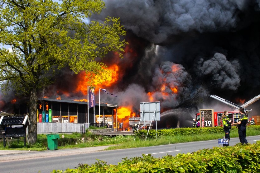  Houtbedrijf in Noardburgum verwoest door grote uitslaande brand