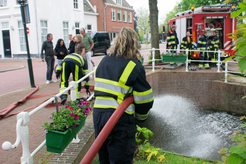 112-dokkum Brandweer ingezet voor aanvoeren van zuurstof in gracht Dokkum