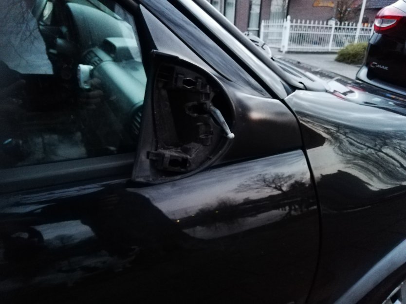 112-dokkum Spiegel van auto gebroken aan  het Hellingpad in Dokkum