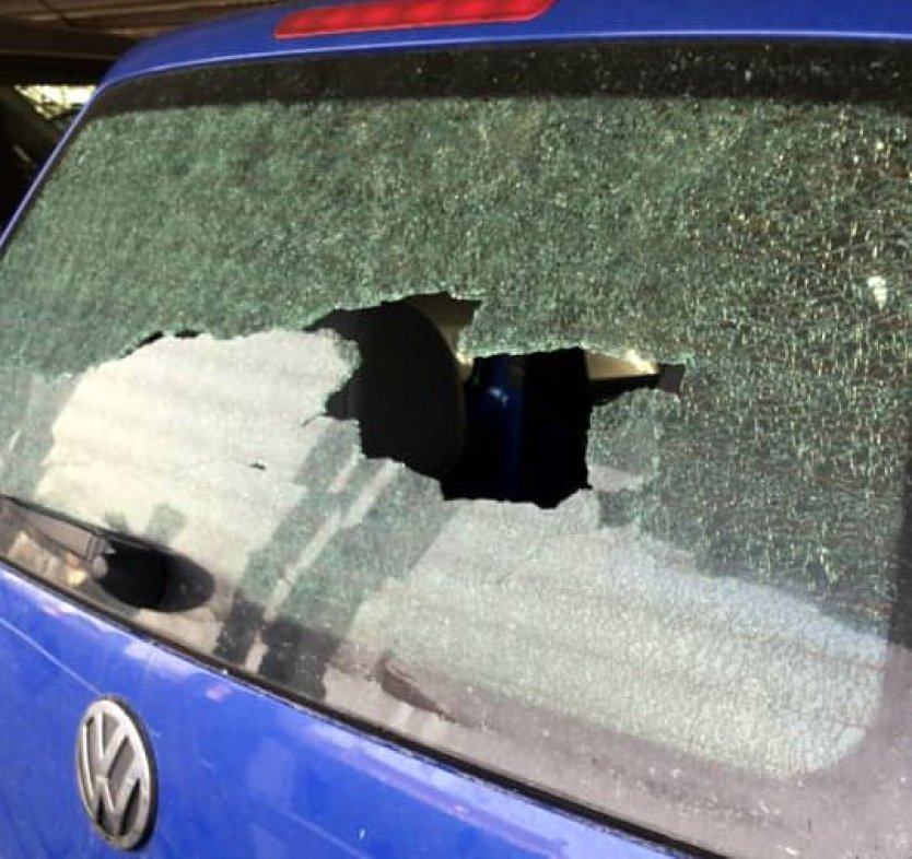  VW Lupo raakt beschadigd door vuurwerk in Panwurk Dokkum