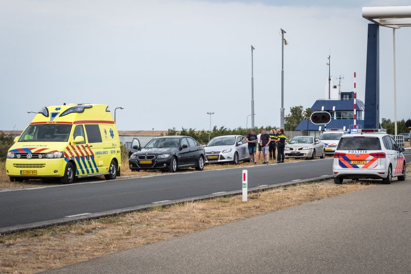  Drukte op Lauwersoog: drie auto's botsen op elkaar