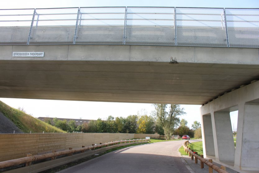112-dokkum Kraan botst op viaduct Strobosser Trekfeart