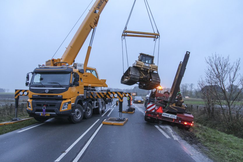  Dieplader met bulldozer vast op N356 bij Holwerd