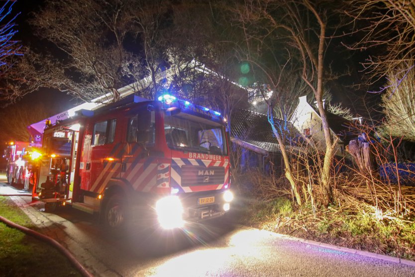  Brandweer Ternaard en Dokkum blussen schoorsteenbrand in Brantgum