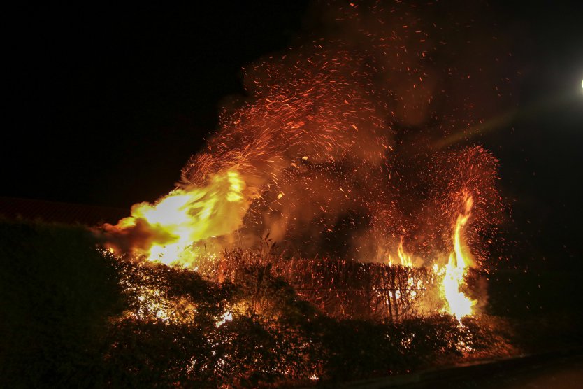112-dokkum Forse coniferenbrand aan het Koweblomke in Damwâld