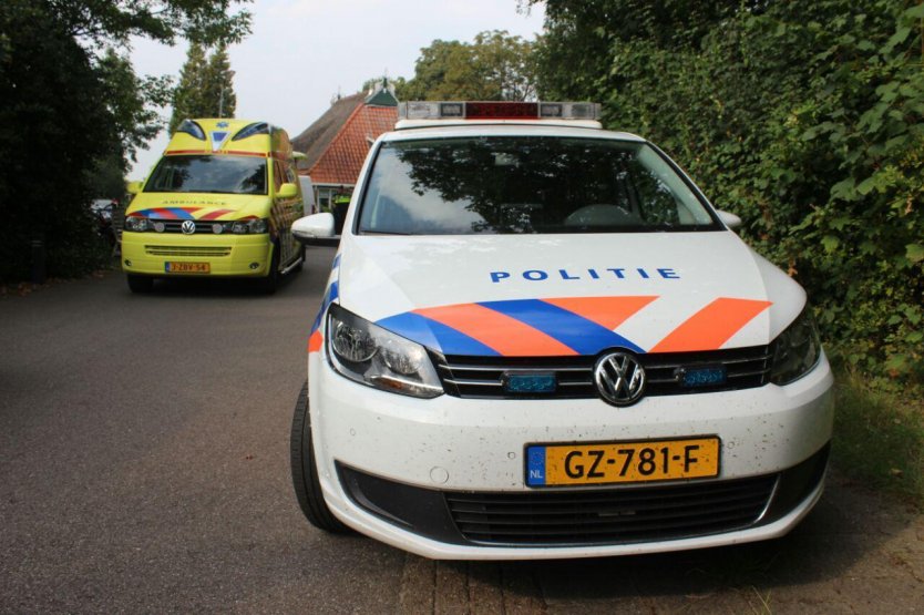 112-dokkum Duo vlucht na auto in water gereden te hebben in De Westereen