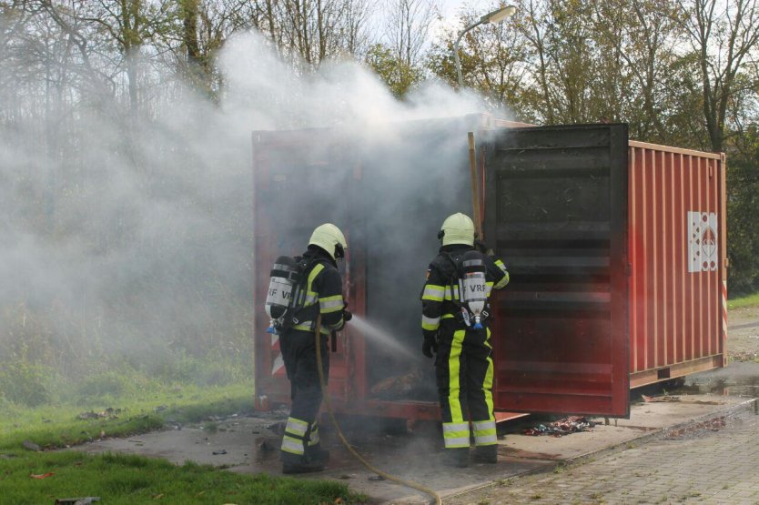  Papiercontainer vermoedelijk in brand gestoken in Metslawier