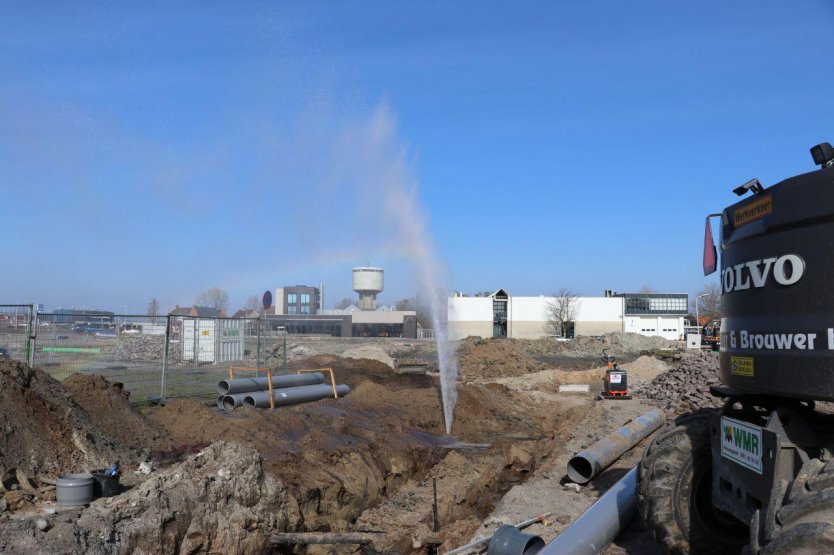  VIDEO: Metershoge waterstraal na waterleidingbreuk in Dokkum