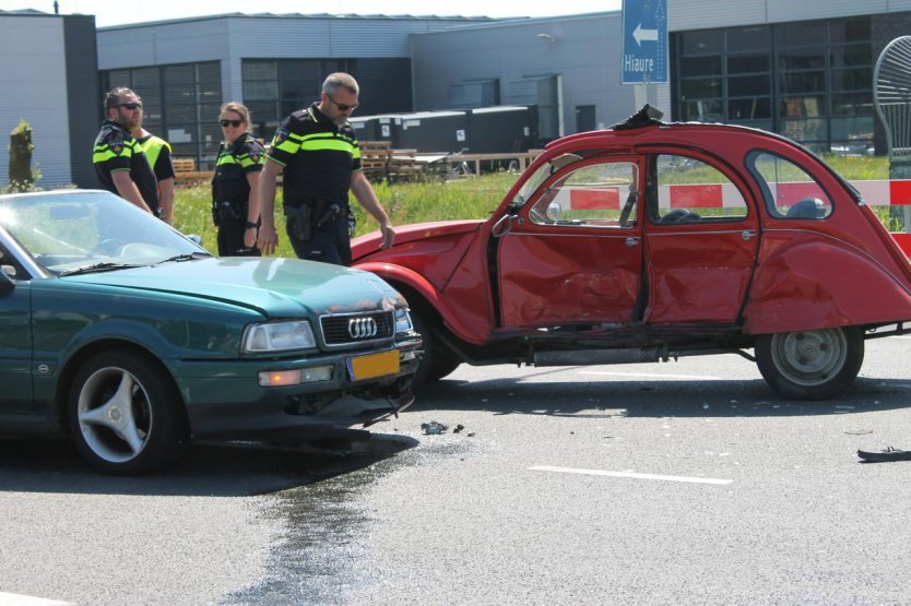  "Lelijke Eend" botst met Audi 80 in Dokkum; een gewonde