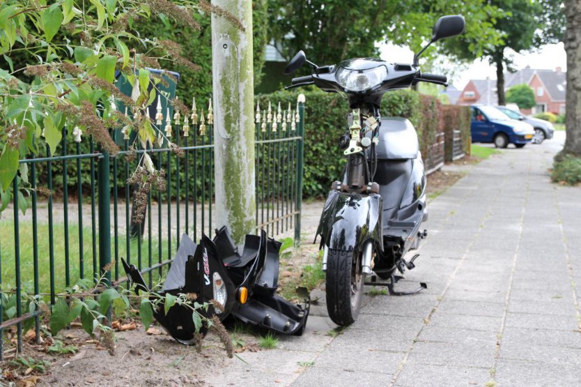112-dokkum Scooterrijdster botst op geparkeerde auto in Damwâld