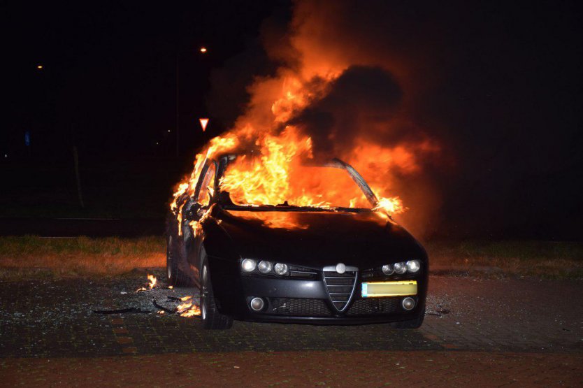  Alfa Romeo brandt uit op carpoolplaats Buitenpost