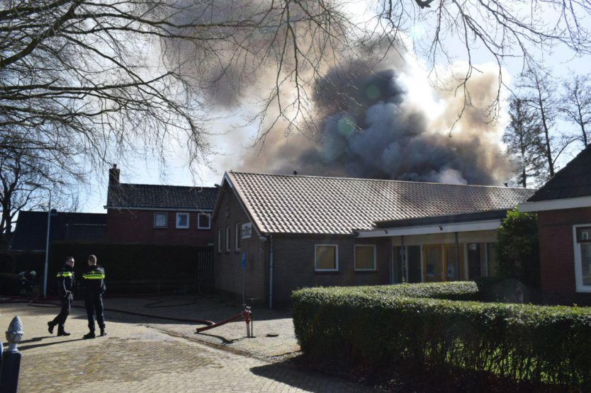 112-dokkum Brandweer redt dorpshuis de Fakkel na felle garagebrand