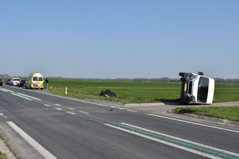 112-dokkum Auto in de sloot na botsing met PostNL-bus