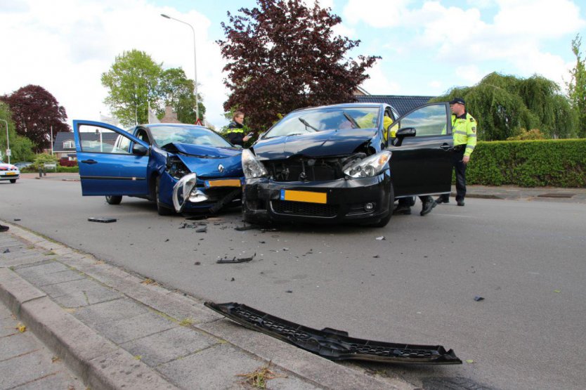  Forse schade na ongeval met twee auto's in De Westereen