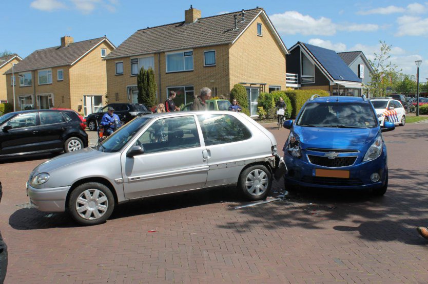  Twee auto's in botsing op Ljurkstrjitte De Westereen