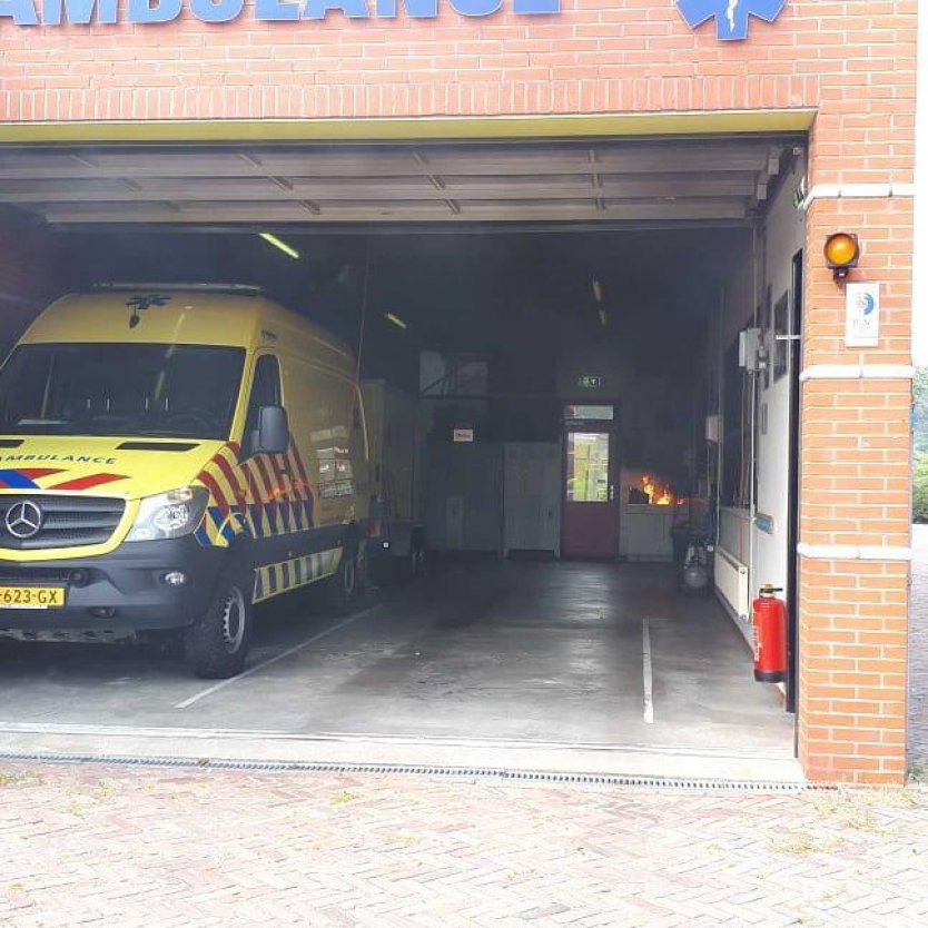  Brand in ambulancepost Ameland loopt maar net goed af