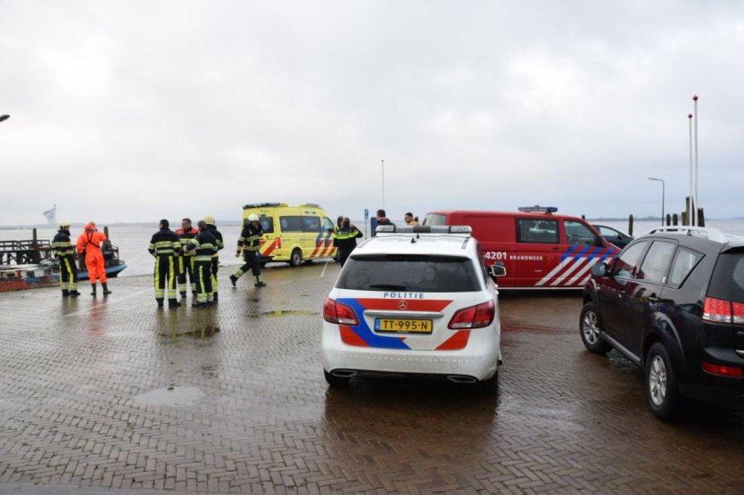 Auto rijdt Lauwersmeer in; bestuurder gewond
