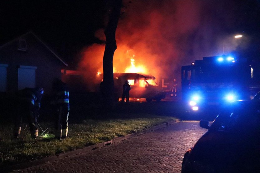  Politie stelt onderzoek in na camper in brand Buitenpost