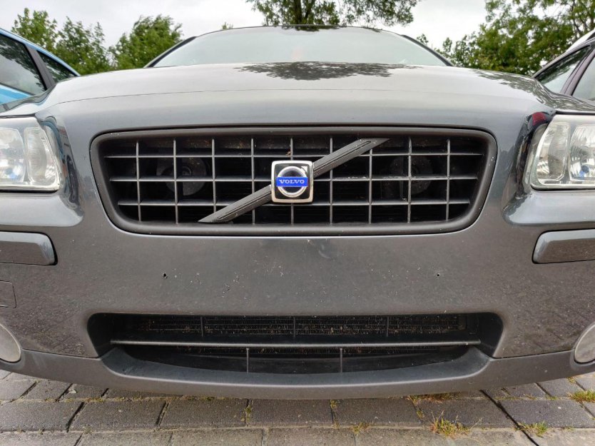  Volvo op Hellingpad Dokkum toegetakeld; kentekens weg en bumper beschadigd 