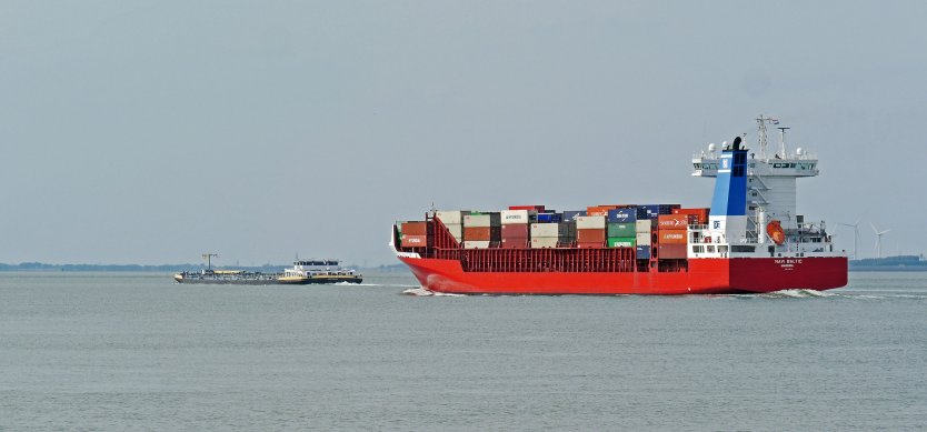  Vrachtschip verliest 24 containers op Noordzee boven Ameland