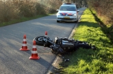 112-dokkum Personenauto en motorfiets in botsing op Zwarteweg