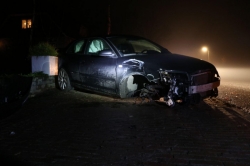 112-dokkum Autobestuurder richt ravage aan in Kollumerzwaag; bestuurder gevlucht 