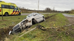 112-dokkum Automobilist gewond bij eenzijdig ongeval rondweg De Westereen