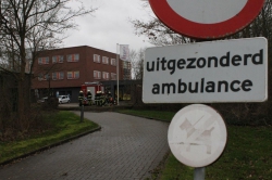 112-dokkum Boom blokkeert uitrit ambulancepost Dokkum