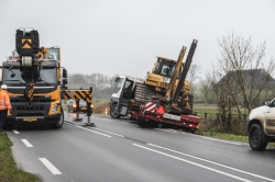 112-dokkum Dieplader met bulldozer vast op N356 bij Holwerd