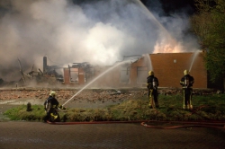 112-dokkum Vuurzee verwoest winkel in Dokkum; appartementencomplex ontruimd