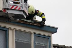 112-dokkum Brandweer ingezet voor los zittend dakleer op dakkapel