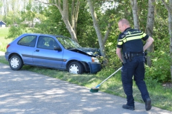 112-dokkum Een gewonde na auto tegen boom bij Wetsens