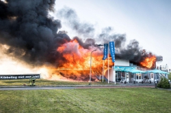 112-dokkum FOTOREPORTAGE: Waddengenot aan Zee in vlammen op