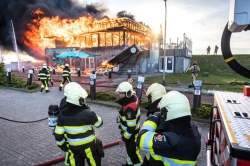 112-dokkum FOTOREPORTAGE: Waddengenot aan Zee in vlammen op