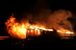 112-dokkum Grote brand verwoest loods naast woning in Buitenpost