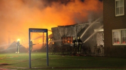 112-dokkum Grote brand verwoest loods naast woning in Buitenpost