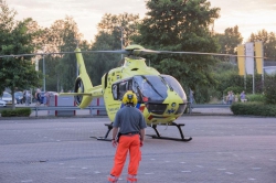 112-dokkum Poolse man ernstig gewond na val van dak; traumahelikopter ingezet