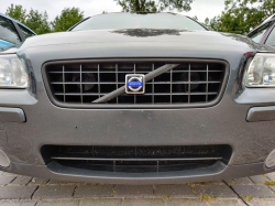 112-dokkum Volvo op Hellingpad Dokkum toegetakeld; kentekens weg en bumper beschadigd 