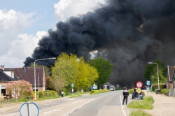 112-dokkum Houtbedrijf in Noardburgum verwoest door grote uitslaande brand